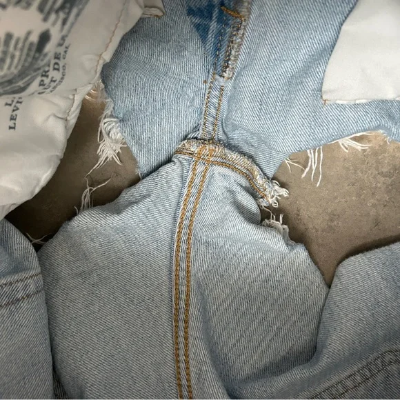 Levi's light wash cut off denim shorts 29 waist - Picture 5 of 5